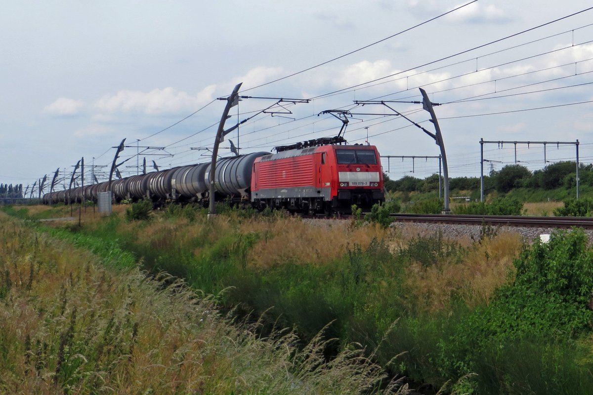 Ölzug mit 189 076 durchfahrt Valburg CUP am 3 Juni 2020.