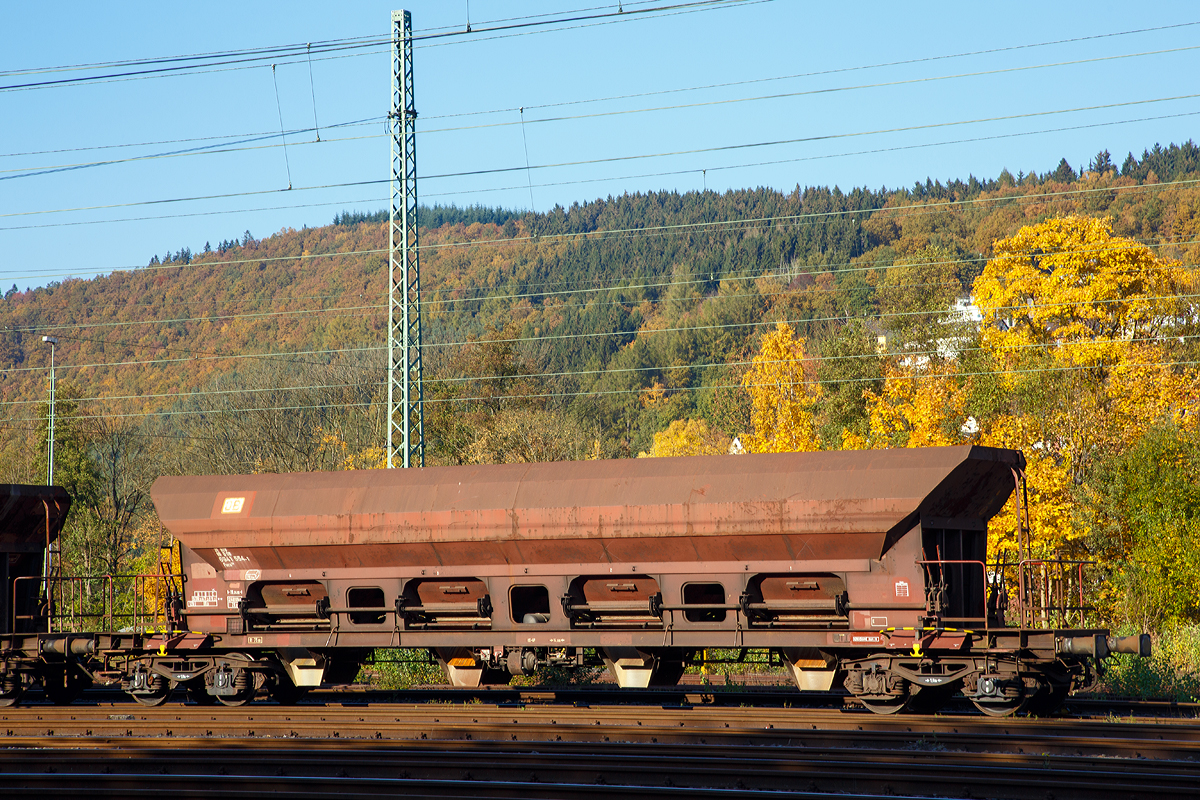 Offener Schttgutwagen mit dosierbarer Schwerkraftentladung und vier Radstzen, ohne Handbremse, der Gattung Facs 124, 31 RIV 80 D-DB 6941 554-1, der DB Schenker Rail Deutschland AG abgestellt am 27.10.2015 beim Bahnhof Betzdorf/Sieg. 

Die DR lies zwischen 1978 und 1980 bei ANF Industrie in Frankreich ber 1.450 vierachsige offene Selbstentladewagen mit vier Kammern bauen, die zunchst als Eads-y (5970) eingereiht wurden. Die ab 1980 als Facs (6941) bezeichneten Wagen eignen sich fr den Transport nsseunempfindlicher Gter in loser Schttung. 

Die Rundschieber knnen einzeln bedient werden. Die Bedieneinrichtungen hierfr befinden sich auf der Bhne an einer Stirnseite des Wagens. Der Laderaum hat die Form vier nebeneinander stehender Trichter. Fr den Entladevorgang wird die Schwerkraft des Ladegutes genutzt. Die Auslaufffnungen mit Rundschiebern ermglichen die restlose Entladung des Wagens nach der einen oder der anderen Seite. Die schwenkbaren Auslaufrutschen gestatten eine Bunkerentladung. Die Entlademenge ist regelbar, wie es zum Beispiel fr die Entladung ber Frderband erforderlich ist. 

Technische Daten: 
Spurweite: 1.435 mm
Lnge ber Puffer: 19.040 mm
Drehzapfenabstand: 14.000 mm
Gesamter Radsatzstand: 15.800 mm
Lnge der Beladeffnung: 15.300 mm
Breite der Beladeffnung: 1.800 mm
Laderaum: 70 m
Breite der festen Auslaufrutschen: 600 mm
Breite der schwenkbaren Auslaufrutschen: 476 mm
Wagenhhe: 4.000 mm
Hchstgeschwindigkeit leer/beladen: 120 / 100  km/h
Maximales Ladegewicht: 55.5 t
Eigengewicht: 24.010 kg
Drehgestell-Bauart: Y 25 Cs - 639
Drehgestell-Radsatzstand: 1.800 mm
Kleinster bef. Gleisbogenradius: 75 m
Hersteller:  ANF Industrie