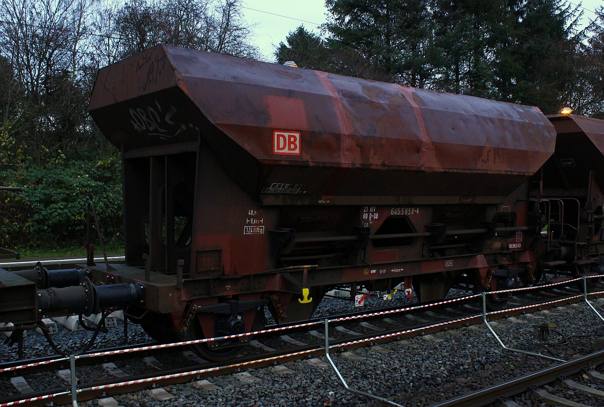 Offener Schüttgutwagen mit dosierbarer Schwerkraftentladung und zwei Radsätzen der Gattung F(cs)088 registriert unter 21 80 6455 858-6 D-DB aufgenommen in Schleswig am 16.11.2015.