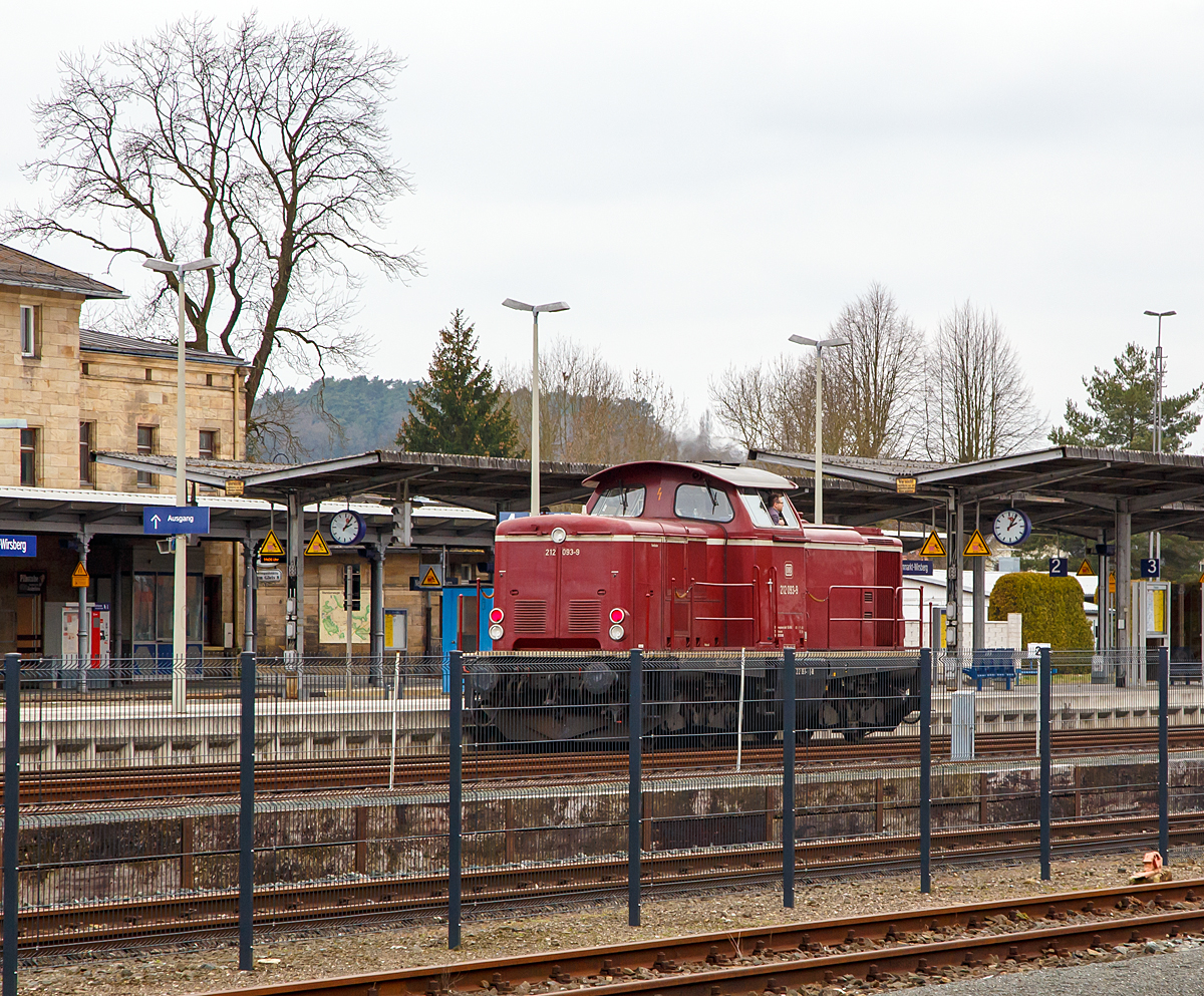 
Oh was rauscht denn da vorbei....
Die purpurrote DB 212 093-9 (92 80 1 212 093-9 D-DB), ex V 100 2093, fhrt am 26.03.2016 durch den Bahnhof Neuenmarkt-Wirsberg in Richtung Hof. (Aufnahme aus dem Deutschen Dampflokomotiv-Museum heraus.)

Die V 100.20 wurde 1964 von MaK in Kiel 1966 unter der Fabriknummer 1000229 gebaut und als V 100 2093 an die Deutsche Bundesbahn geliefert. Zum 01.01.1968 erfolgte die Umzeichnung in DB 212 093-9. Im Jahr 2008 wurde sie modernisiert und fhrt heute fr die DB Fahrwegdienste GmbH.
