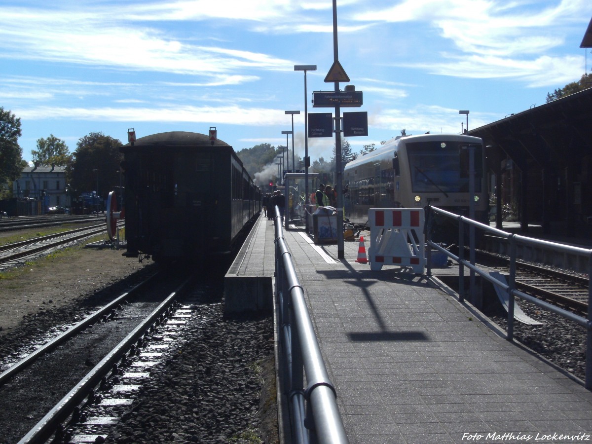 Ohne 2 Lok steht RBB 99 4011 mit dem Zug abfahrbereit nach Lauterbach Mole & Press 650 032-4 steht abfahrbereit mit ziel Bergen auf Rgen im Bahnhof Putbus am 30.9.13