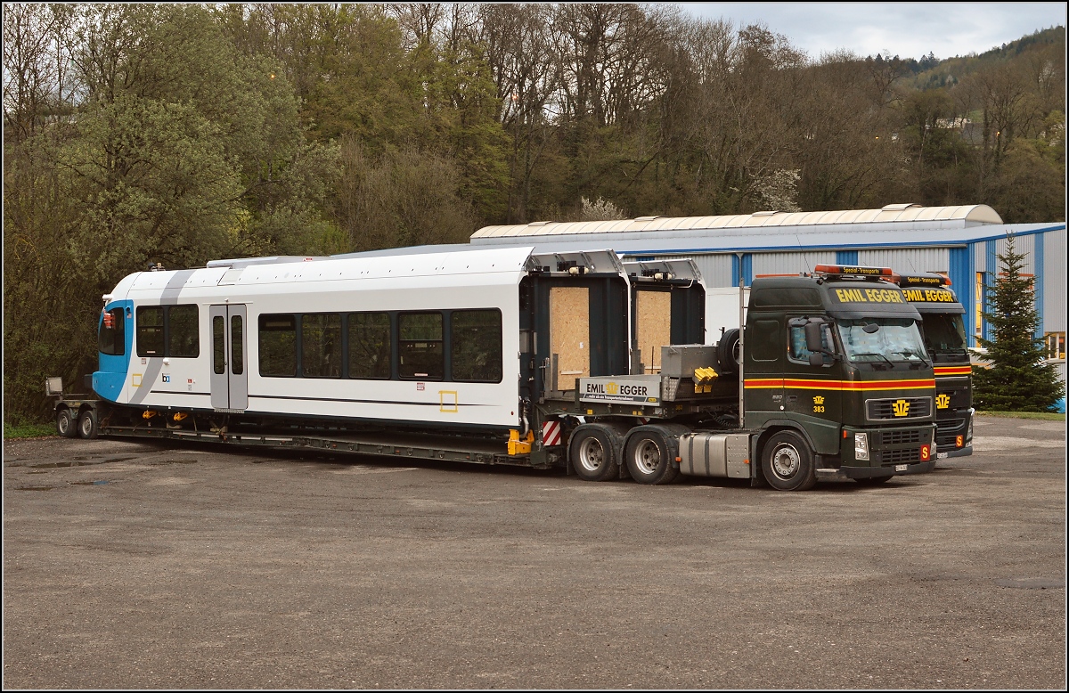 Ohne Blumen in den Haaren, dafr mit dem etwas anderen Triebcontainer. GTW 2/6 DMU fr die Bay Area Rapid Transit parkt noch in Einzelteilen in Etzgen. April 2016. 