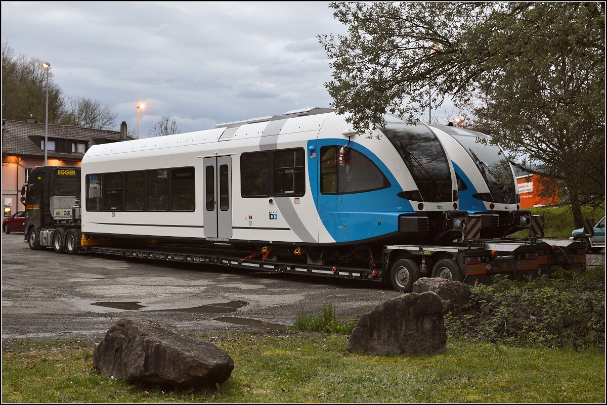 Ohne Blumen in den Haaren ( for those who are going to San Francisco ) steht ein neuer GTW als standesgemsser Amerikaner auf der Strae. GTW 2/6 DMU fr die Bay Area Rapid Transit (BART) parkt noch in Einzelteilen in Etzgen. Dieser Zug wird mit Dieselcontainer ausgestattet auf Normalspur eine Linie der elektrifizierten Breitspur-S-Bahn BART verlngern, von Pittsburg Bay Point nach Antioch. Dadurch wird Antioch an San Francisco angeschlossen und es ist klar, dieser GTW wird niemals selbst nach San Francisco fahren und braucht keine Blumen in den Haaren... April 2016. 