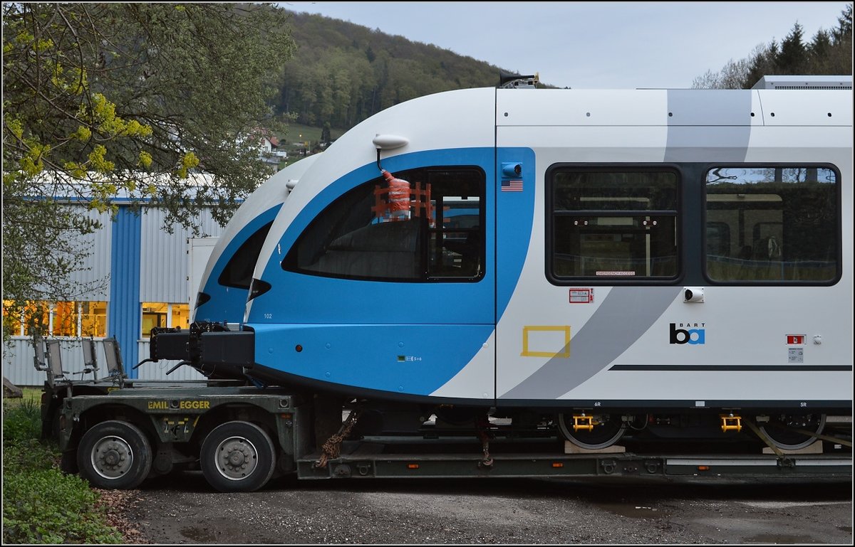 Ohne Blumen in den Haaren zeigt sich die Front des GTW (und Flirt 1), aber dafr sogar fr die extrem strengen US-Crashnormen gebaut. GTW 2/6 DMU fr die Bay Area Rapid Transit parkt in Etzgen. April 2016. 