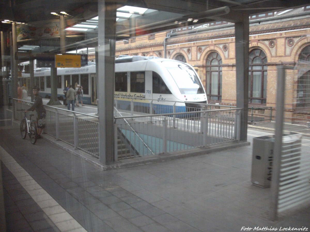 OLA VT 705 Mit ziel Rehna wartete auf Anschlussreisende vom Verspteten IC2216 im Bahnhof Schwerin Hbf am 1.9.13