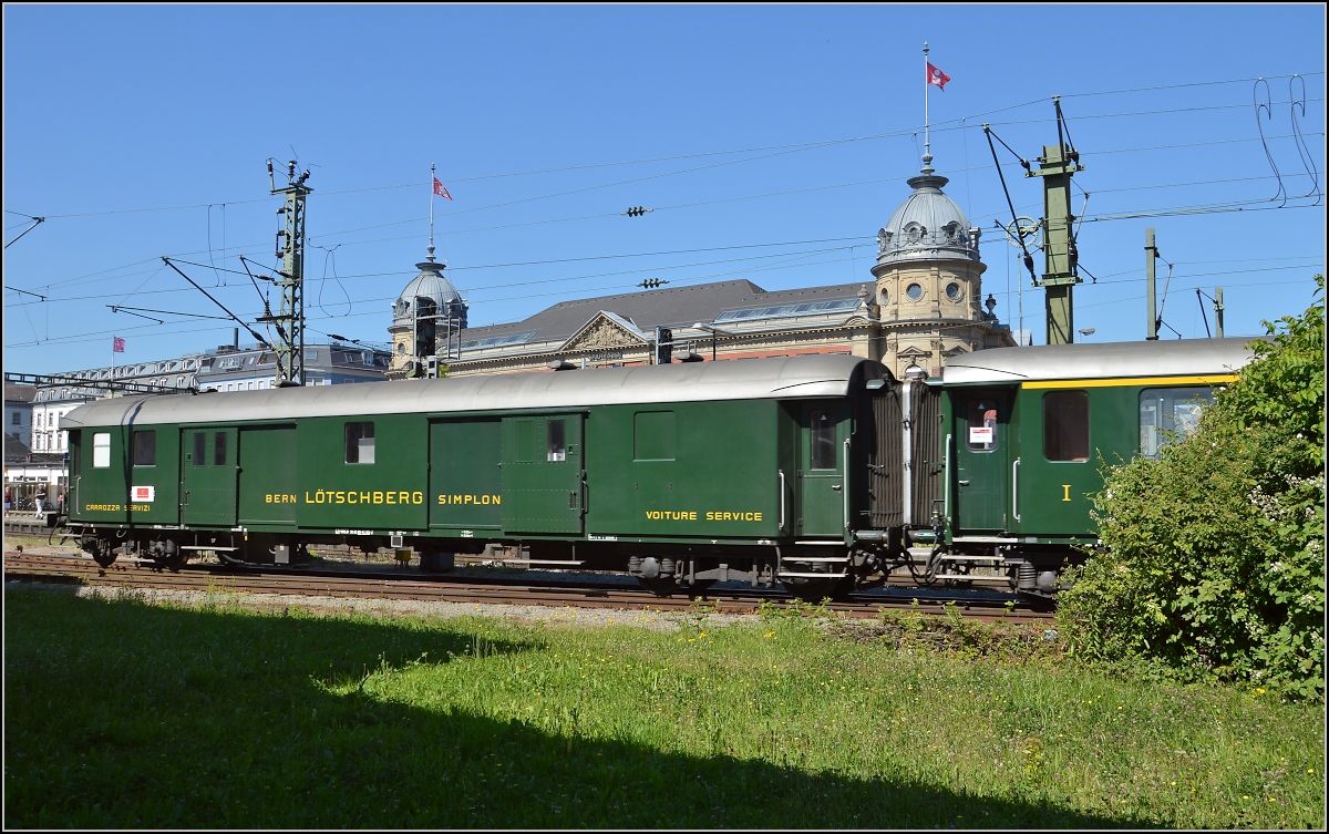 Oldistunden im Grenzbahnhof. 

BLS-Gepäckwagen. Juni 2014.