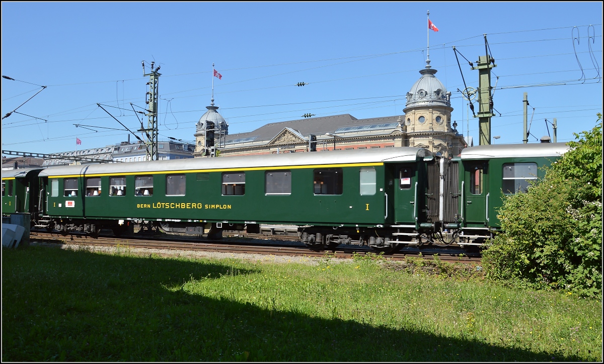 Oldistunden im Grenzbahnhof. 

BLS-Reisezugwagen. Juni 2014.