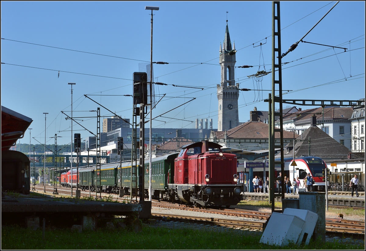 Oldistunden im Grenzbahnhof. 

Die heißeste Ansage im Bahnhof Konstanz: Bitte Vorsicht an Gleis 4, dieser Zug fährt gleich ab. Juni 2014.