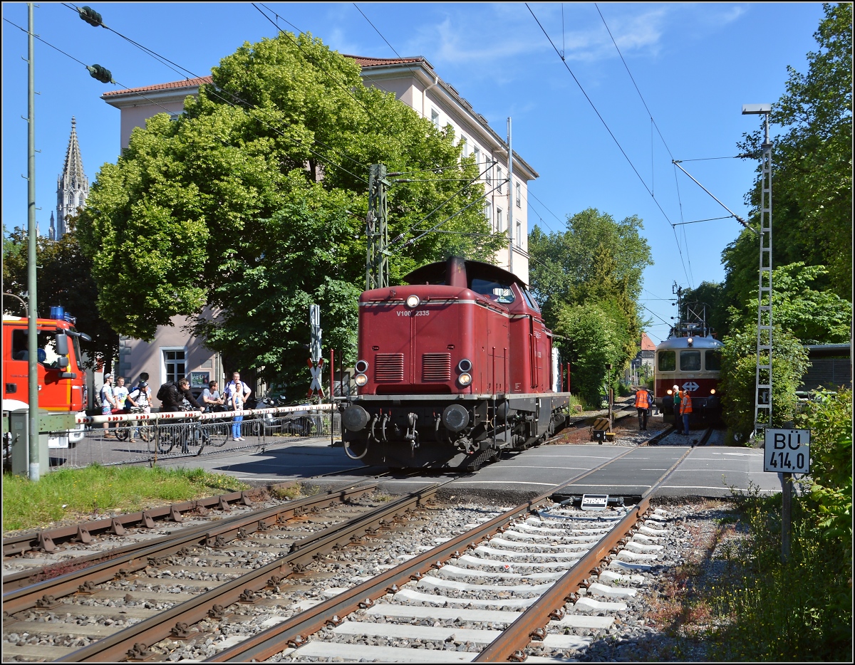 Oldistunden im Grenzbahnhof. 

Nun übernimmt V100 2335 der NESA den Sonderzug Basel-Augsburg. Zuvor gab es eine kleine Fotosession mit Re 4/4 I 10034. Drum muss nicht nur die Feuerwehr warten, auch der Seehas und der IC bekommen 2 Minuten Verspätung. Juni 2014.