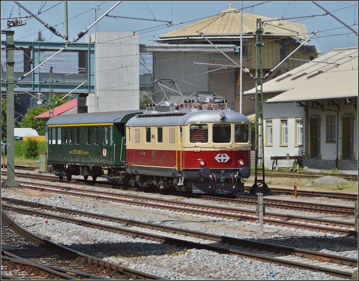 Oldistunden im Grenzbahnhof. 

Vor dem ehemaligen SBB-Güterschuppen rangiert Re 4/4 I 10034 mit einem Zusatzwagen für den Sonderzug Augsburg-Basel. Juni 2014.