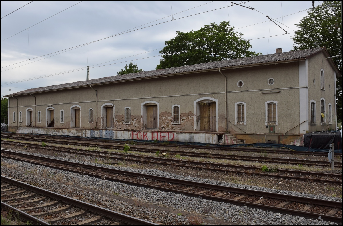 Opfer der NEAT. In Müllheim wird es bald so etwas geben wie Gleis 0 und -1. Dafür muss natürlich der Bahnhof komplett neu arrangiert werden. Der Güterschuppen steht zwar nicht im Weg, aber ich vermute, der wird dem Abrisswahn auch zum Opfer fallen. Mai 2020.