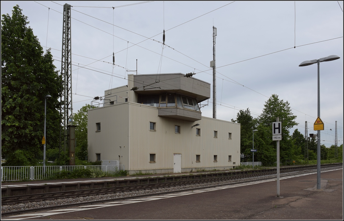 Opfer der NEAT. In Müllheim wird es bald so etwas geben wie Gleis 0 und -1. Dafür muss natürlich der Bahnhof komplett neu arrangiert werden. Und statt Stellwerk gibt es dann bald zwei Gleise. Mai 2020.