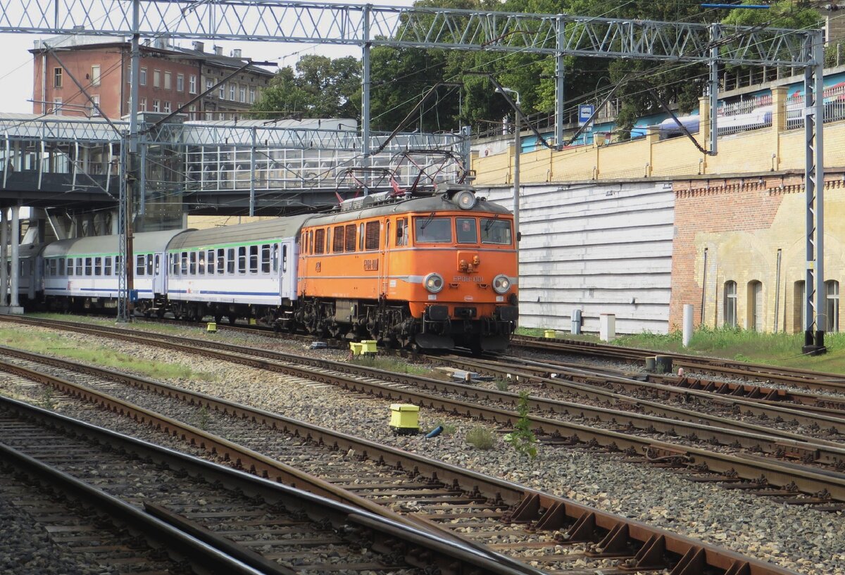 Orange EP08-001 verlässt Szczecin Glowny am 22 Augustus 2021.