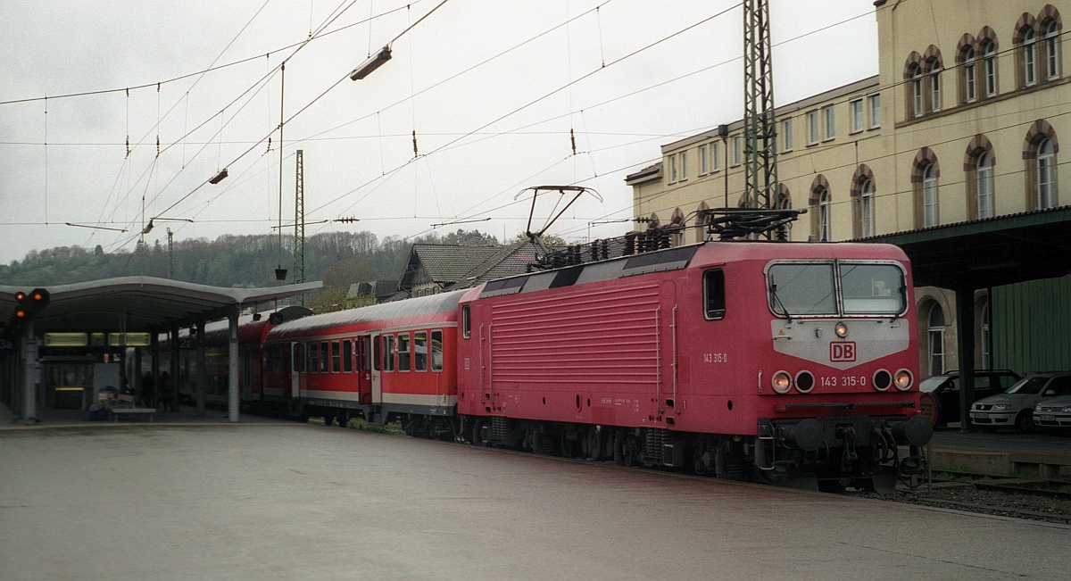 Orientrotes Schätzchen...DB 143 315-0 mit einem Regionalzug aufgenommen im Bhf Tübingen am 15.04.2000 (Bearb: M.Steiner, (C) D.Schikorr)