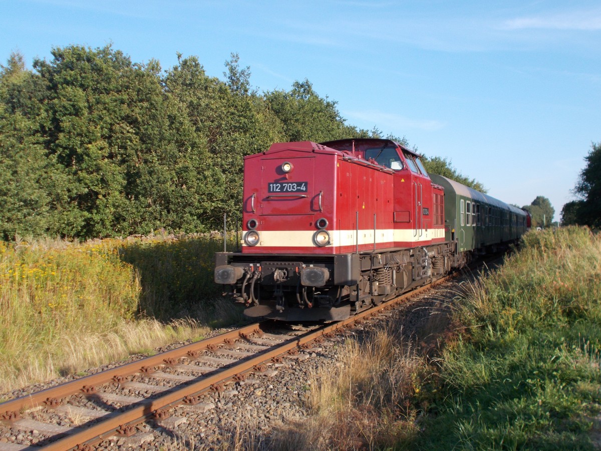 Ortenlich zu kämpfen hatte ich mich durch`s Gestrüpp bei Bergen/Rügen für die Aufnahme,am 22.August 2015,als ich die 112 703-4 mit dem RE aus Lauterbach Mole fotografierte.