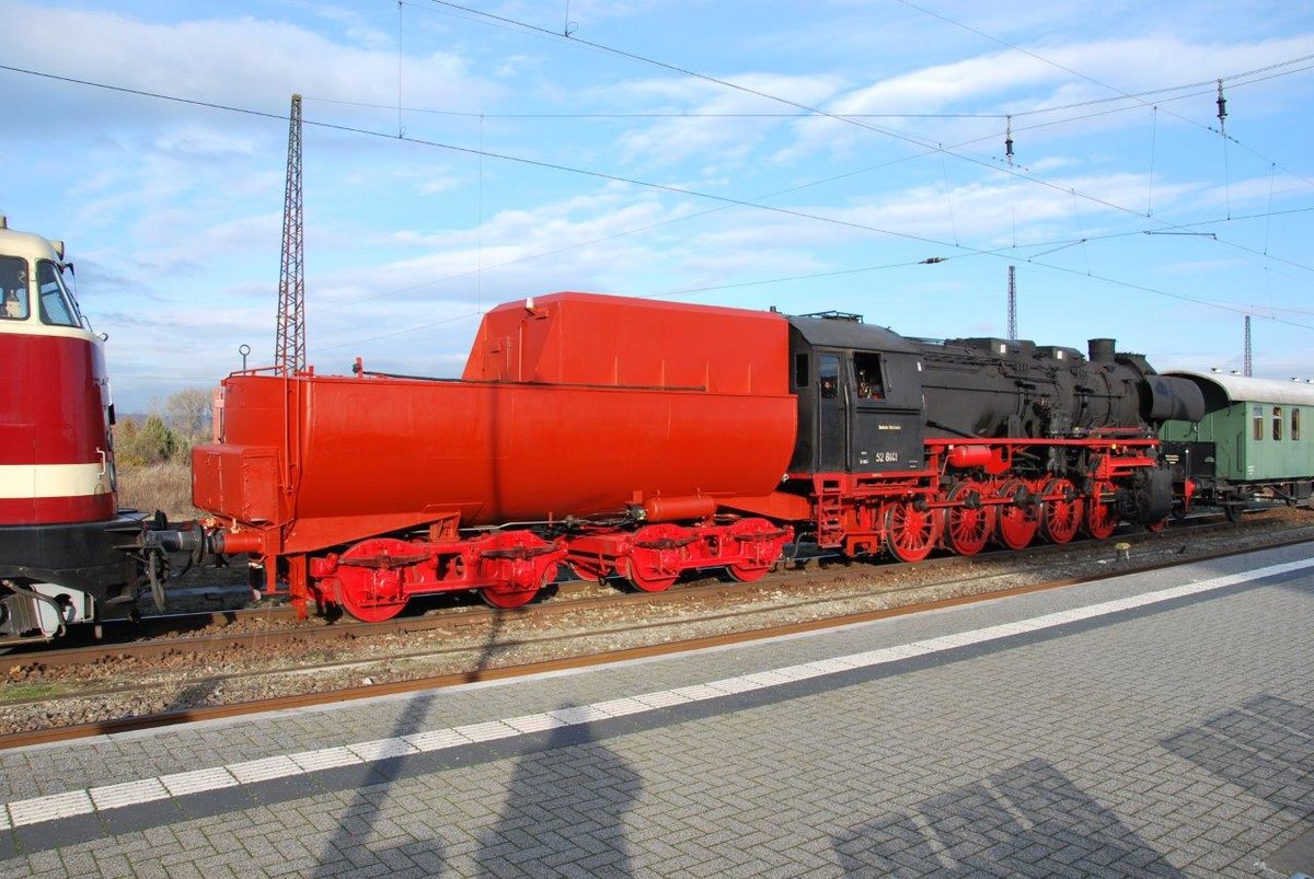 OSEF 52 8141 im DLr 93281, die am 20.12.2018 von der ITL 118 552-9 von Löbau (Sachs) nach Meiningen überführt wurde. Hier zu sehen bei einer Pause in Naumburg Hbf. (Foto: Mario Fliege)
