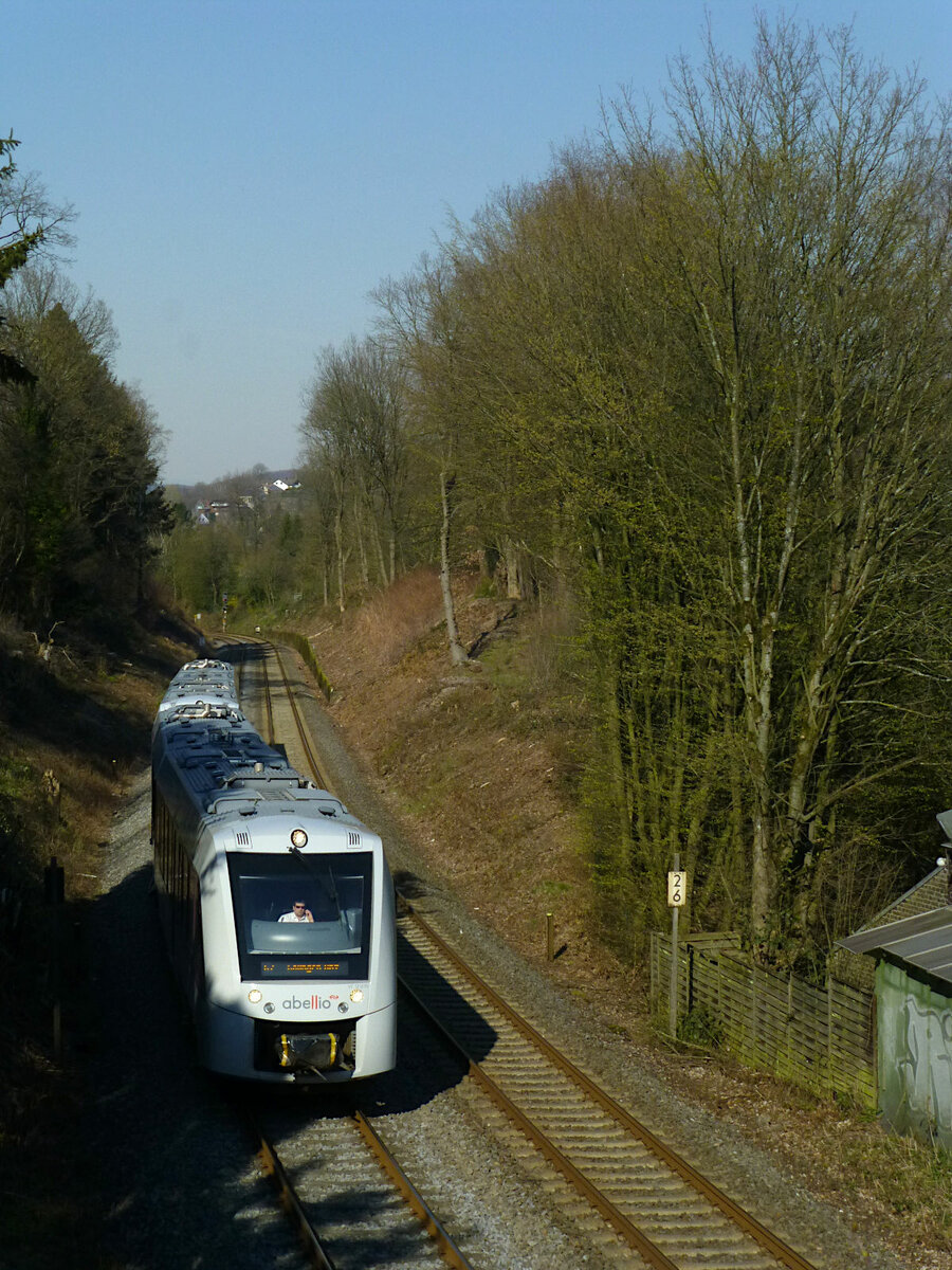 Pandemiebekämpfung am 1. April 2020: Die S7 verkehrt doppelt so lang wie normal, aber dafür nur noch einmal in der Stunde. Hier gesehen am Hainholz, vorne VT 12 12 05.