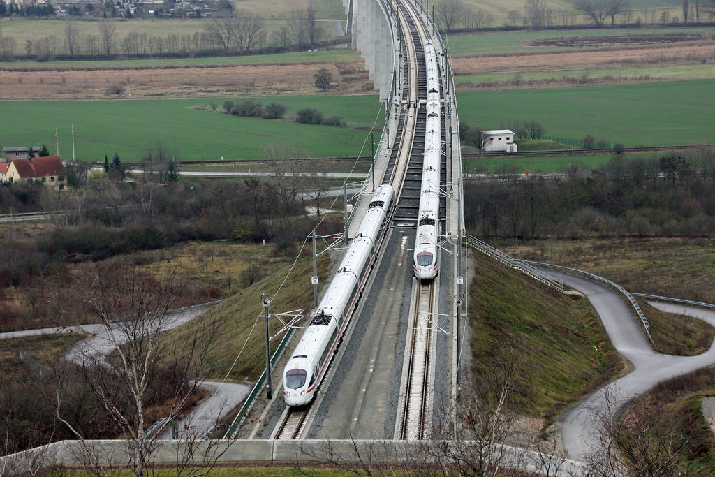 Paralellfahrt zur feierlichen Er�fnung der Neubaustrecke von Erfurt nach Halle (S) und Leipzig. DB 415 004  Erfurt  und DB 411 073  Halle (Saale) + 411 029  Leipzig  als ICE 9504 und ICE 9502 von Erfurt Hbf nach Leipzig Hbf, am 09.12.2015 auf der Unstruttalbr�cke bei Karsdorf. Die Triebz�ge  Erfurt  und  Leipzig  waren nicht die Originale und wurden wieder auf ihre urspr�nglichen Namen  Heidelberg  und  Kiel  zur�ckgeklebt. (Foto: Marcel Grauke)