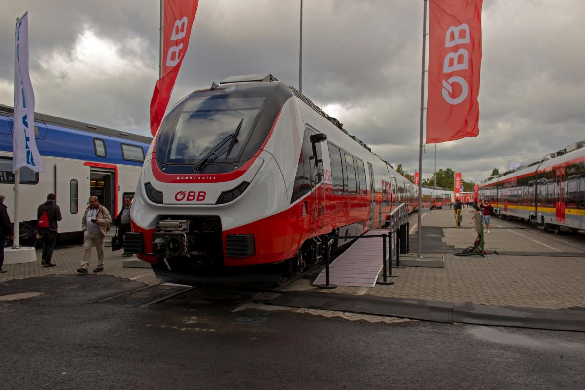 Parallel zu weiteren Desiro ML haben die sterreichischen Bundesbahnen bei Bombardier sechsteilige Triebwagen aus der berarbeiteten Talent 3-Familie bestellt. Ein Fahrzeug dieser neuen BB-Reihe 4758 stand am 22.09.18 auf der Berliner Innotrans.