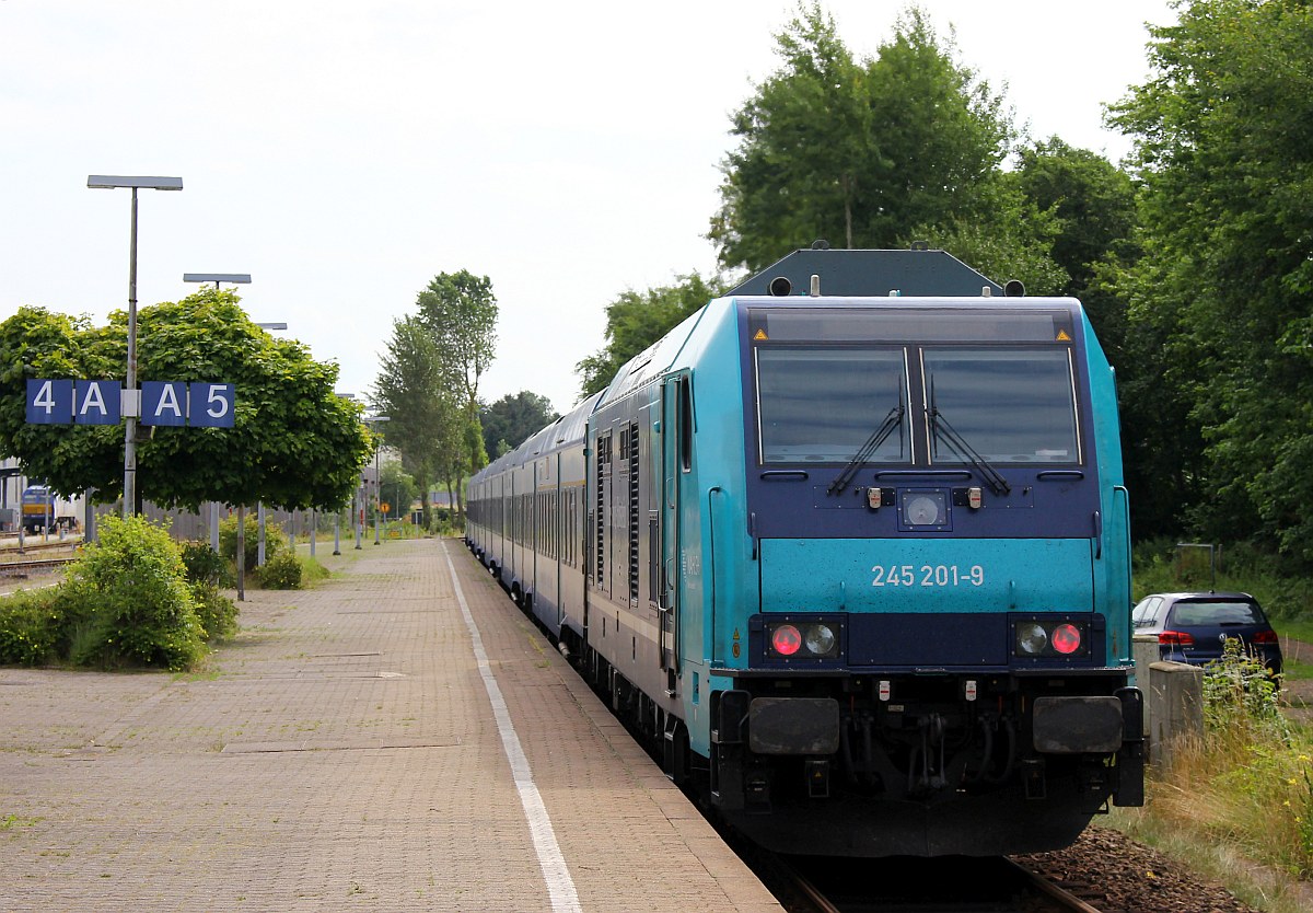 Paribus/NAH.SH/DB 245 201-9 mit dem RE 4197 nach Hamburg verlässt hier Husum. 02.08.2017