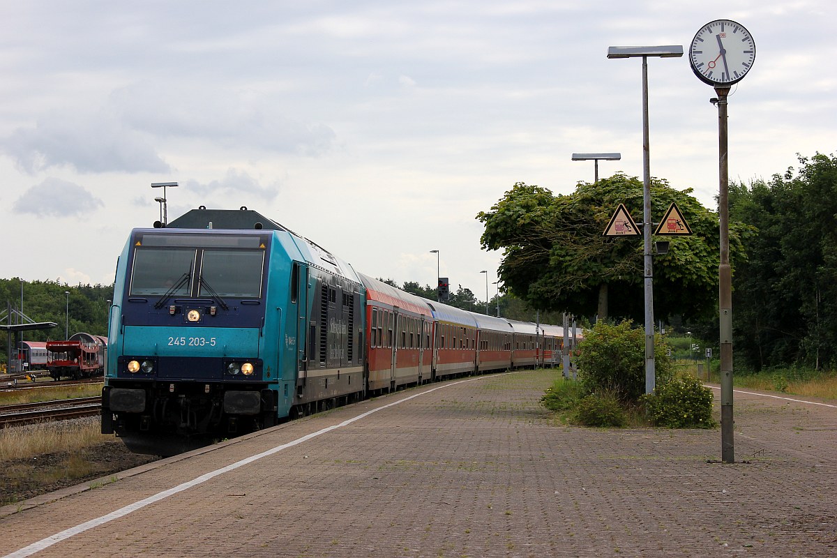 Paribus/NAH.SH/DB 245 203-5 mit dem RE 11010 nach Westerland. Husum 02.08.2017