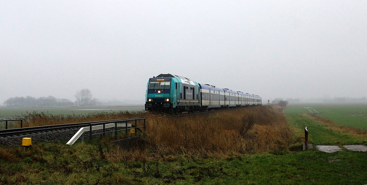 Paribus/NAH.SH/DB 245 204-3 mit RE 6 nach Westerland. Bü Triangel 12.12.2021