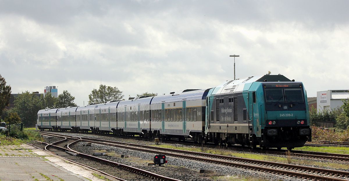 Paribus/NAH.SH/DB 245 209-2 hat hier mit dem RE 6 aus Westerland kommend Einfahrt in Husum. 28.09.2019