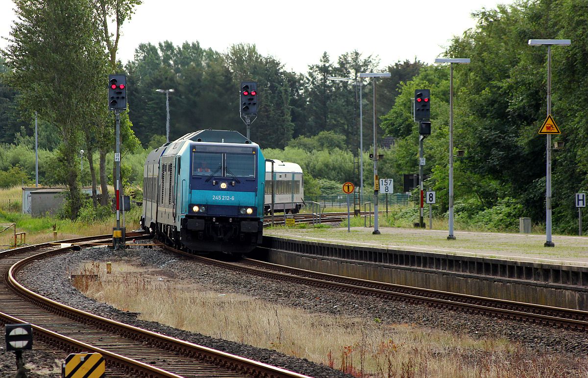Paribus/NAH.SH/DB 245 212-6 mit dem RE 11006 nach Westerland hat Einfahrt in Husum. 02.08.2017