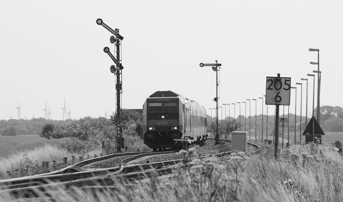 Paribus/NAH.SH/DB 245 213-4 mit RE 6 nach Westerland war eigentlich ein RE 6 nach Niebüll. Der Zug musste aber wegen Problemen am Gleis kehrt machen. Lehnshallig 19.07.2022 I