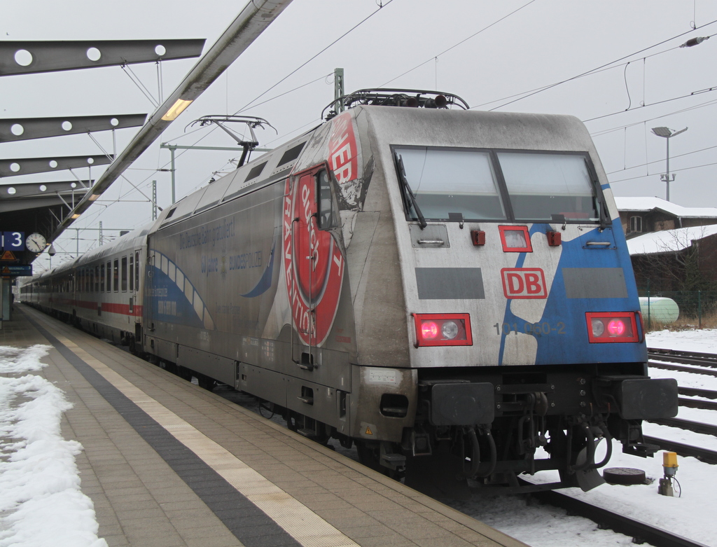 passend zum 3.Liga Spiel FC Hansa Rostock vs Jahn Regensburg lie sich die Bundespolizei 101 060-2 am 07.02.2015 im Rostocker Hbf blicken.
