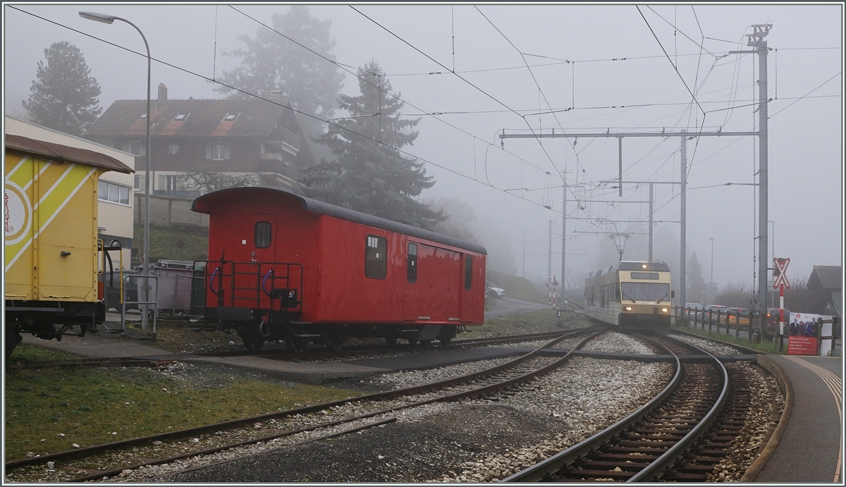 Passt in die Narrenzeit: die MOB in red! In Fontanivent steht ein neu lackierter, roter Wagen, jedoch ohne Anschriften. Vielleicht weis jemand mehr dazu. 5. Feb. 2016