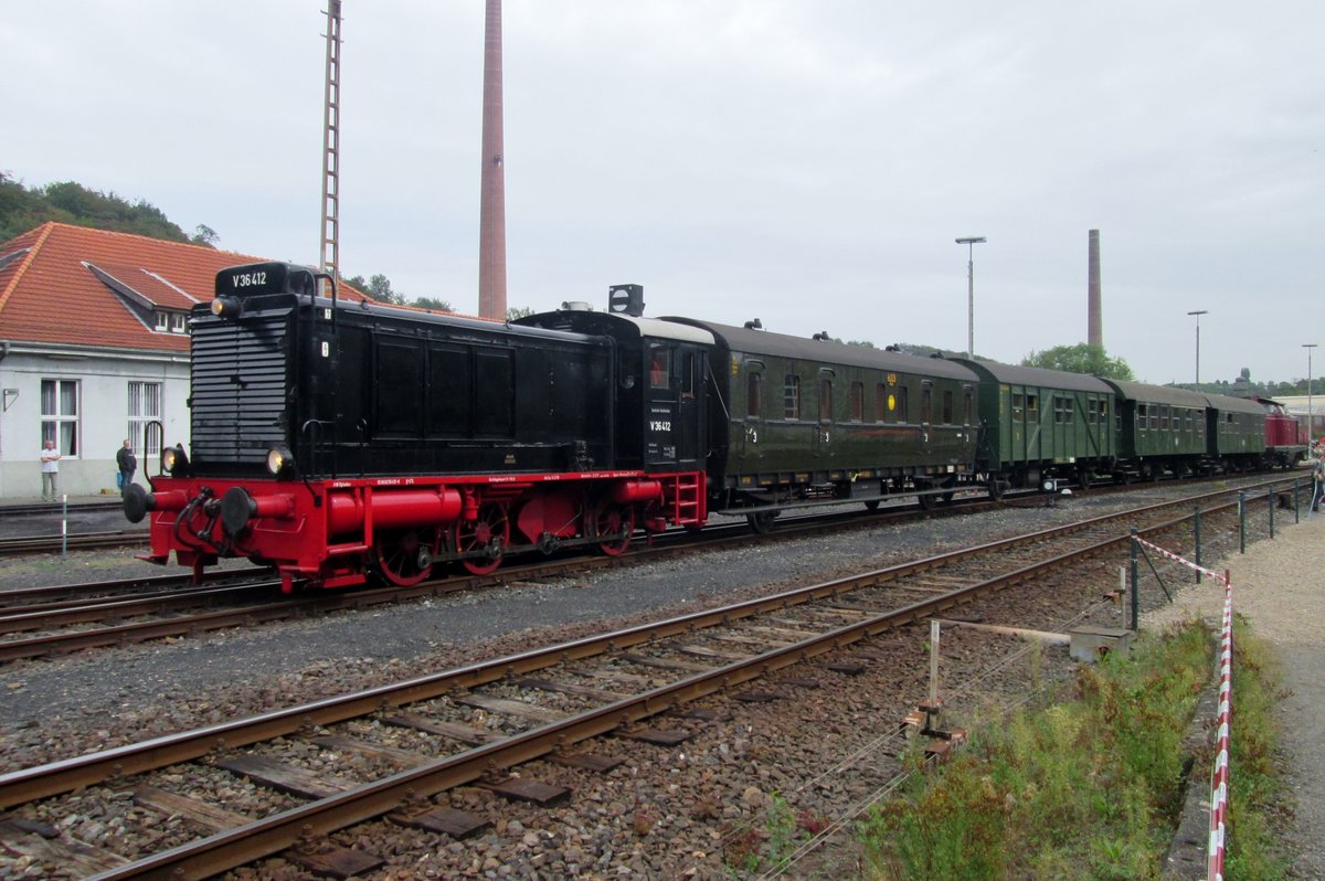 Pendelzug mit V36 412 treft am 17 September 2016 in Bochum-Dahlhausen ein.