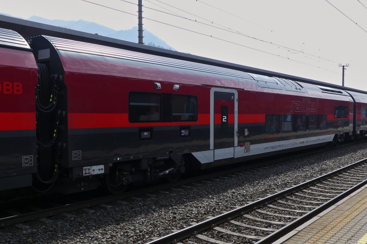 Personenwagen der Neuen Railjet Generation, A-BB 73 81 85-91 3xx-x BRmpz, Bord Restaurant und Economy Class 30 Sitzpltze, eingereiht in dem Zug nach Innsbruck, gesehen im Bahnhof von Jenbach 08.2024