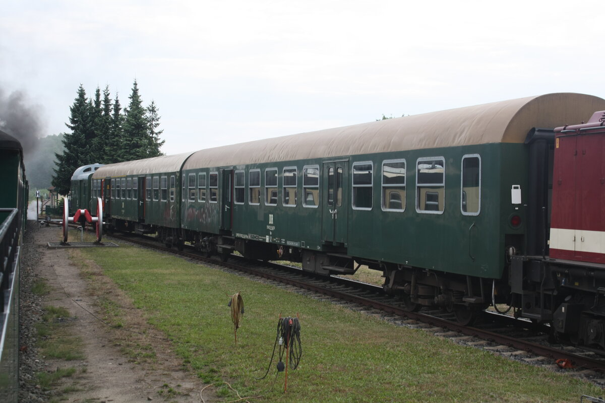 Personenwagen der PRESS abgestellt im Bahnhof Putbus am 28.7.21