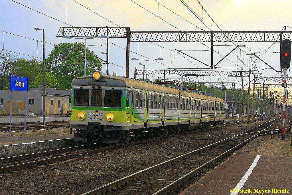 PKP EN57 - 119 im Bahnhof Rzepin am 30.04.2015