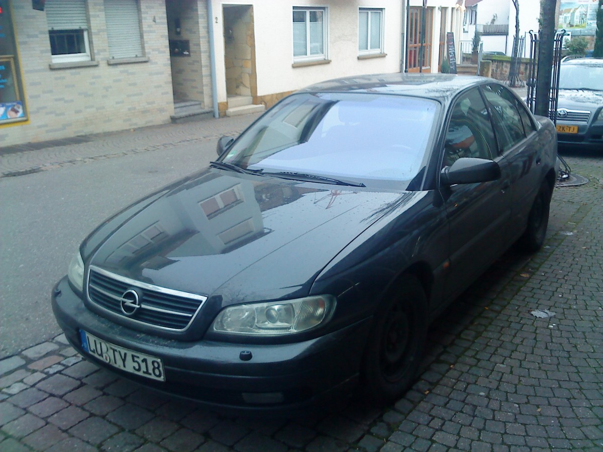 PKW Opel Omega in der Innenstadt von Bad Dürkheim am 27.12.2013