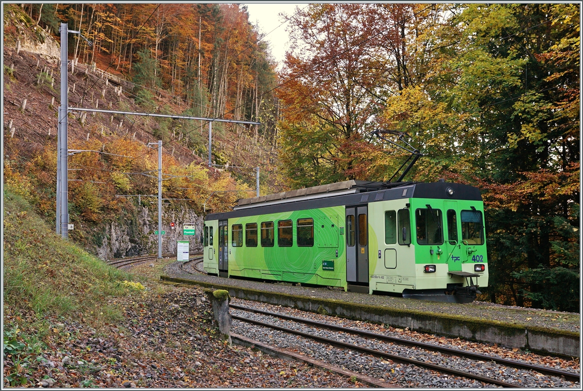 Plambuit - einer der zur Zeit zahlreichen ASD Endstationen... Unstabiles Gelände hat schon vor einiger Zeit die Strecke zwischen Exergilloud und Le Sépey (bzw. Les Planches) unterbrochen und nun hat die Forstwirtschaft beschlossen zwischen Plambuit und Exergilloud Waldarbeiten durchzuführen und dafür sicherheitshalber auch diesen Streckenabschnitt zeitweise gesperrt zu sperren. Plambuit ist ein kleiner Weiler weit weg vom Bahnhof mit sechs Bus-Verbindungen von Ollon und so gibt es am Bahnhof von Plambuit nichts, ausser viel Wald, und den ASD BDe 4/4 4/4 402, der auf die Rückfahrt nach Aigle wartet. 5. November 2021