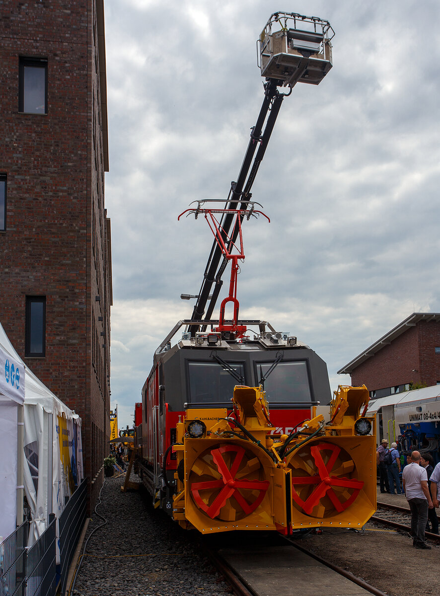 Plasser & Theurer präsentierte auf der 29. Internationale Ausstellung Fahrwegtechnik 2025 (iaf) in Münster (hier am 20 Mai 2025), den neuen P&T MultiCrafter 15.4 E³ Typ 3 für die Oberbauinstandhaltung der ÖBB Infra
A-ÖBB 99 81 9120 202-2 / X730.02 (Baujahr 2025). Vorne mit angebauter Kahlbacher Schneeschleuder. 

Die P&T Catenary Crafter Typ 1 und Typ 2, MultiCrafter sowie TransportCrafter sind Bahndienstfahrzeuge der Österreichischen Bundesbahnen und bauen auf dem E3 Konzept von Plasser & Theurer auf.

Der Plasser MultiCrafter 15.4 E³ ist ein multifunktionales Kraftpaket mit emissionsfreiem Antrieb. Er bietet höchste Flexibilität und optimalen Leistungsumfang im Einsatz, von Arbeiten mit Kran und Arbeitskorb bis hin zu Schneeräumtechnik. Die Grundstruktur des Trägerfahrzeugs ist identisch mit anderen Maschinenausprägungen, was die Lagerhaltung von Ersatzteilen vereinfacht. Der MultiCrafter kann bis zu 900 t Anhängelast ziehen und nutzt drei Energiequellen: Oberleitung, Traktionsbatterien und ein dieselelektrisches Powerpack. Der vollelektrische Antriebsstrang ermöglicht verschleißfreies Bremsen und Rückgewinnung von Energie. Die umfassende Ausstattung beinhaltet einen leistungsstarken Eisenbahnkran (PALFINGER PKR 370 mit einem max. Hubmoment von 35,0 mt und einer Reichweite bis zu 21,7 m), eine große Ladeplattform und Schneeräumtechnik (von KAHLBACHER).

Die österreichischen Bundesbahnen (ÖBB) setzen neue Maßstäbe in der Instandhaltung ihres Schienennetzes durch die Einführung einer hochmodernen und umweltfreundlichen Flotte. Nach einer EU-weiten Ausschreibung erhielt Plasser & Theurer den Auftrag für 56 High-Tech-Hybridfahrzeuge. Neben dem technologischen Fortschritt ist damit auch das sukzessive Ausscheiden der älteren ÖBB-Flotte verbunden, die teilweise seit über 40 Jahren im Einsatz ist.

Die neuen Hochleistungs-Instandhaltungsfahrzeuge mit umweltfreundlichem Hybridantrieb spielen eine entscheidende Rolle für die Zuverlässigkeit des ÖBB-Schienennetzes. Bei Störungen sind sie mit einer Höchstgeschwindigkeit von 120 km/h die Ersten vor Ort und sorgen dafür, dass die Strecken schnellstmöglich wieder freigegeben werden können. Damit leisten die Maschinen einen wichtigen Beitrag zu einem hochverfügbaren Fahrweg.

Um den unterschiedlichen Anforderungen gerecht zu werden, wurden vier modulare Maschinentypen auf gemeinsamer Basis entwickelt, es sind:
•	Plasser CatenaryCrafter 15.4 E³ (Typ 1), spezialisiert auf den Neubau und die Montage von Oberleitungsanlagen, bei der ÖBB als X710 geführt.
•	Plasser CatenaryCrafter 15.4 E³ (Typ 2), spezialisiert auf die Instandhaltung von Oberleitungsanlagen, bei der ÖBB als X720 geführt.
•	Plasser MultiCrafter 15.4 E³, für universelle Instandhaltungsarbeiten am und seitlich des Oberbaus sowie für sicheren Transport von Material und Personen zum Einsatzort, bei der ÖBB als X730 geführt.
•	Plasser TransportUnit 14.2, aus Steuerwagen ohne eigenen Antrieb, mit großer Ladefläche zum Transport von zusätzlichem Material und Equipment. Vom vollwertigen Fahrstand kann der Antrieb einer gekoppelten Maschine mittels Vielfachsteuerung genutzt werden.
Die modulare Bauweise bietet dem Betreiber mehrere Vorteile, etwa einen einheitlichen Fahrstand, der den Schulungsaufwand für das Bedienpersonal reduziert, und die Möglichkeit, defekte Module schnell auszutauschen, um Stillstandszeiten zu minimieren. Mit der von Plasser & Theurer entwickelten E³-Technologie fahren und arbeiten alle Maschinentypen emissionsfrei und geräuscharm über den Strom aus der Oberleitung oder batterieelektrisch aus LithiumTitanatOxid Akku 203kWh (eine volle Ladung reicht für einen Arbeitstag). Sollte mal keine Oberleitung vorhanden sein und die Akkus sind leer, dafür besitzen die Fahrzeuge noch einen Backup-Diesel (dieselelektrischer Powerpack mit 520 kW Leistung). 

Der Multi Crafter (Typ 3) besitzt eine Ladeplattform mit steckbarem Geländer zum Geräte- und Materialtransport. Die Sozialkabine mit Küchenzeile, Sitzgelegenheit und Sanitärbereich bietet Platz für bis zu 11 Personen auf der Maschine, auch für Überstellfahrten. Die Maschine hat Anbaumöglichkeit für Schneeräumtechnik auf beiden Seiten. Ein Einsatz im Tunnel möglich.

Von der ÖBB wurden bestellt: 
29 P&T Catenary Crafter (Typ 1 und Typ 2), 
21 P&T Multi Crafter (Typ 3) und 
6 P&T TransportUnits (Steuerwagen)

Mehr Reichweite, weniger Verschleiß:
Die Laufruhe bei 120 km/h beeindruckt, zusammen mit großer Reichweite der Batterie. Das verschleißfreie elektrische Bremssystem ermöglicht regeneratives Bremsen, selbst im Dieselbetrieb. Die gewonnene Energie wird vorrangig für das Laden der Traktionsbatterie verwendet und sorgt so für mehr Reichweite. Positiv hervorzuheben ist auch der Tandembetrieb mit Mehrfachtraktion. Mehrere Maschinen können gekoppelt werden, wobei der Antrieb von zwei Maschinen gemeinsam von einem Führerstand genutzt und gesteuert wird. Alle relevanten Informationen, inklusive jene der zweiten antreibenden Maschine, sind auf einem zusätzlichen Monitor einsehbar.

Die Eisenbahn ist Verkehrsträger Nummer eins der Zukunft:
Die neue Instandhaltungsflotte ist ein wichtiger Schritt in die Zukunft der Eisenbahn als Verkehrsträger. Die ÖBB rüsten sich für die aktuellen Herausforderungen, insbesondere im Hinblick auf die Klimakrise und die Notwendigkeit, Güter- und Personenverkehr auf die Schiene zu verlagern. Erklärte Ziele sind Verdoppelung der Leistung und Etablierung als CO2-neutraler Mobilitätssektor, die bis 2040 erreicht werden sollen. 

TECHNISCHE DATEN des X730:
Hersteller: Plasser & Theurer in Linz (A)
Typ: Plasser MultiCrafter 15.4 E³ (Typ 3)
Baujahre (ÖBB-Fahrzeuge): ab 2023
Bestellt Anzahl der ÖBB: 21 
Spurweite: 1.435 mm (Normalspur) 
Achsformel: Bo´Bo´
Länge über Puffer: 22.040 mm 
Drehzapfenabstand: 15.400 mm 
Achsabstand im Drehgestell: 2.100 mm
Treib- und Laufraddurchmesser: 920 mm (neu)
Max. Achslast: 22,5 t
Eigengewicht: 78.000 kg
Max. Zuladung bei Lastgrenze S: 2,0 t ab C / 11,4 t (ab Streckenklasse D)
Max. Zuladung bei Lastgrenze SS: 2,0 t ab C / 10,0 t (ab Streckenklasse D)
Höchstgeschwindigkeit: 120 km/h (eigen und geschleppt)
Antrieb: über 15 kV, 16,7 Hz aus der Oberleitung, oder batterieelektrisch LithiumTitanatOxid Akku 203kWh oder Backup-Diesel
Backupantrieb: Powerpack dieselelektrisch mit Dieselmotor mit einer Leistung von 520 kW mit Abgasnorm EU Stufe V
Diesel-Tankinhalt: 1.200 l
Kleinster bef. Halbmesser: R 112 m
Bremse: KEn – GPR – A - W (D)
Zugbeeinflussung: ETCS Level 2, PZB
Eisenbahn-Ladekran: PALFINGER PKR 370 mit einem max. Hubmoment von 35,0 mt und einer Reichweite bis zu 20,5 m über SOK / ca. 16,9 m ab Gleismitte. 
Arbeitskorb: max. Traglast 350 kg, demontierbar
