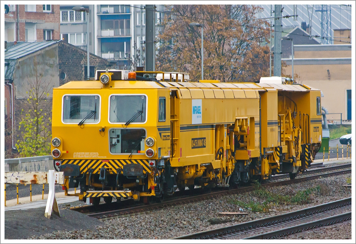 Plasser & Theurer Universalstopfmaschine 08 - 475 Unimat 4S der Infrabel (ein Tochterunternehmen der SNCB/NMBS) abgestellt am 23.11.2013 beim Lige Guillemins (Lttich).

Das staatliche Unternehmen Infrabel ist das aus der Bahnprivatisierung in Belgien hervorgegangene Infrastrukturunternehmen und hat etwa 14.500 Mitarbeiter.
Seine Aufgabe ist die Pflege, Wartung sowie der Ausbau des belgischen Schienennetzes.