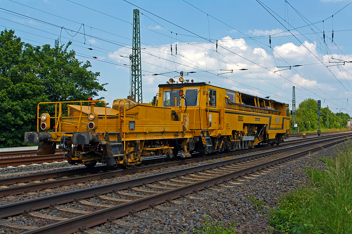 
Plasser und Theurer Zweischwellenstopfmaschine (Nivellier-, Hebe-, Richt- und Stopfmaschinen) 09-32 CSM (Schweres Nebenfahrzeug Nr. 97 40 68 544 17-6) der DGU - Deutsche Gleisbau Union (Koblenz) fhrt am 02.06.2014 solo bei Dutenhofen in Richtung Wetzlar.

Die 09-32 CSM sind kontinuierlich arbeitende Stopf,- Hebe- und Richtmaschinen. Der kontinuierliche Arbeitsablauf ermglicht sehr hohe Schichtleistungen.
Die Maschine wurde 1996 unter der Fabriknummer  2779 gebaut, sie hat einen Deutz BF12L 513C Motor mit 348 kW Leistung der die Maschine bei Eigenfahrt auf 100 km/h Geschwindigkeit bringt.
Das Stopfen im Bereich von Weichen ist mit ihr nicht mglich.  

TECHNISCHE DATEN: 
Spurweite: 1.435 mm 
Achsanzahl: 6 
Lnge ber Puffer: 27.700 mm
Drehzapfenabstand:  7.500 / 13.700 mm
Gesamtwicht  69 t 
Anhngelast: 50 t
 zur Mitfahrt zugelassene Personen: 6 
zul. Streckenklasse: B1 und hher 
Hchstgeschwindigkeit: 100 km/h
kleister befahrbarer Radius: R 120 
EBA-Nummer: EBA 96 R 06 J 001
Drehzapfenabstand  7.500 / 13.700 mm