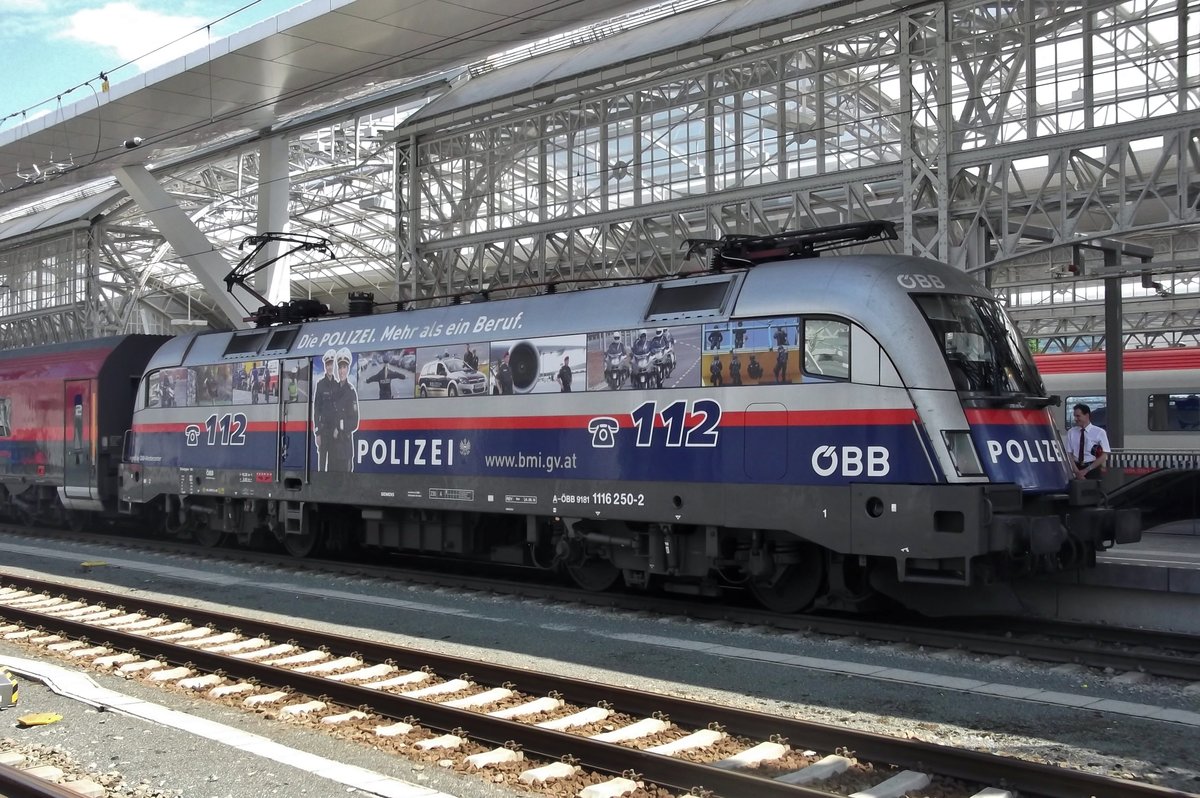 Polizeiwerber 1116 250 steht am 1 Juni 2015 in Salzburg Hbf.