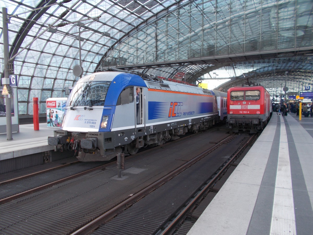 Polnische Husarz 5 370 003 und auf dem Nebengleis die Rostocker 112 152-4 mit dem IRE 18588 nach Hamburg über Stendal am 05.Oktober 2014,in Berlin Lehrter Hbf.