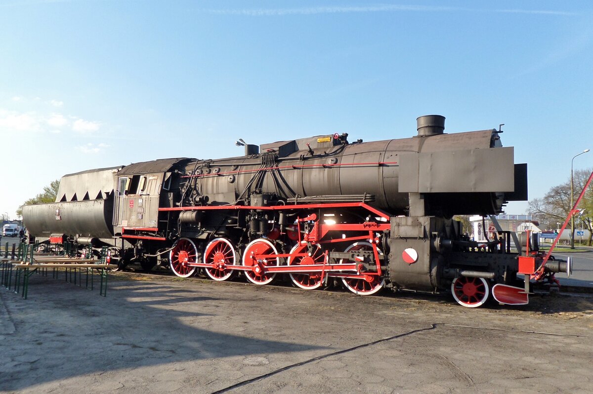 Polnische Kriegslok Ty43-92 steht am 29 April 2016 ins Bw Wolsztyn.