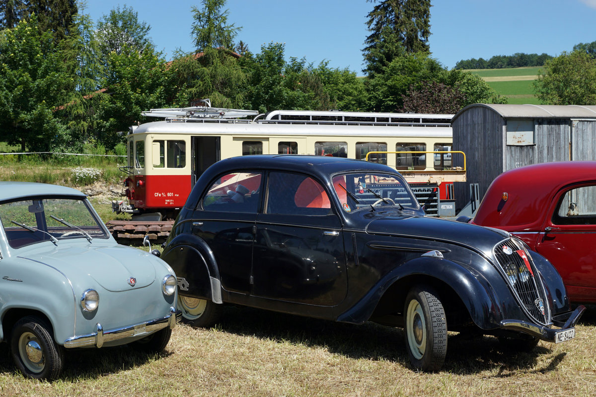 Portes-ouvertes
du dpt des locomotives de La Traction
Gare de Pr-Petitjean (Montfaucon)
Impressionen vom 23. Juni 2018.
Zu diesem Anlass der besonderen Art sind viele Festbesucher mit Autos derselben Epoche angereist.
Foto: Walter Ruetsch  