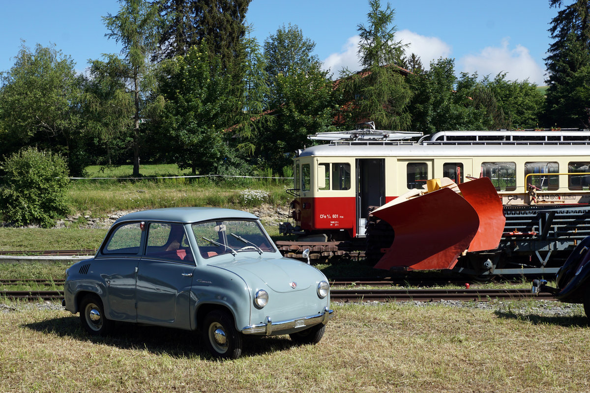 Portes-ouvertes
du dpt des locomotives de La Traction
Gare de Pr-Petitjean (Montfaucon)
Impressionen vom 23. Juni 2018.
Zu diesem Anlass der besonderen Art sind viele Festbesucher mit Autos derselben Epoche angereist.
Foto: Walter Ruetsch  