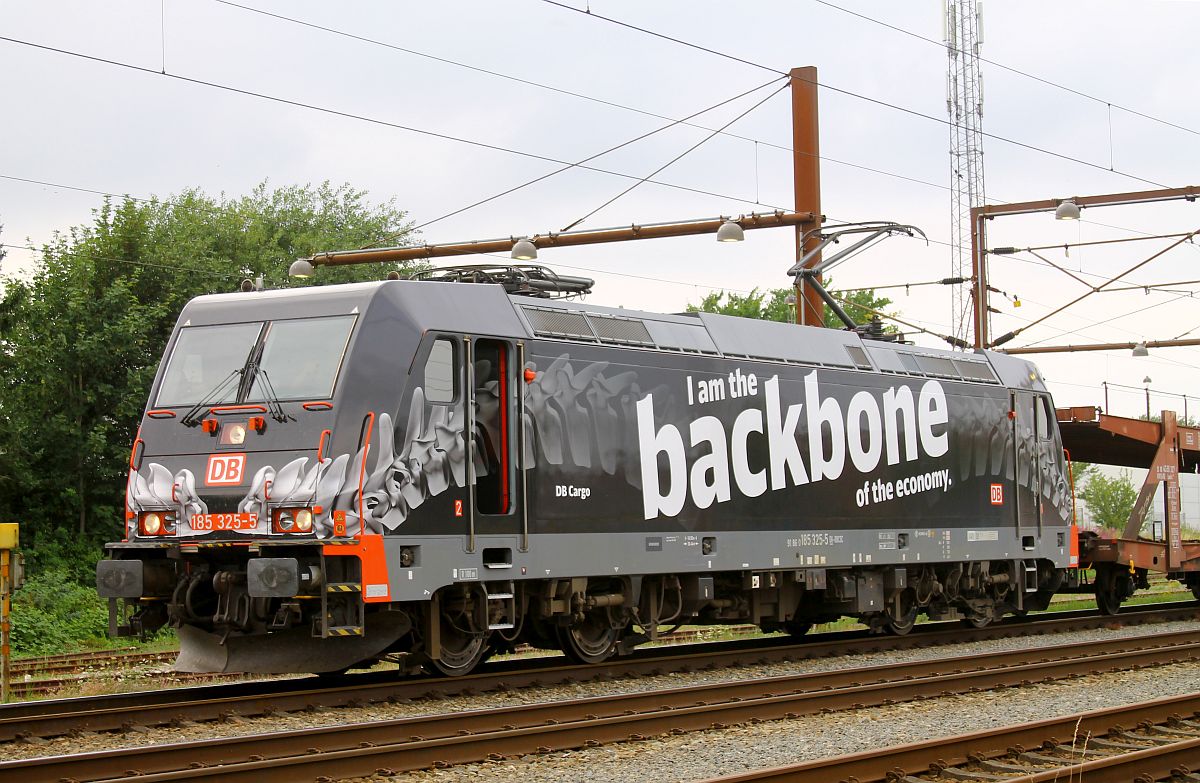 Portraiaufnahme der DB 185 325  backbone - Rückgrat  von der Schattenseite, Pattburg 03.08.2022