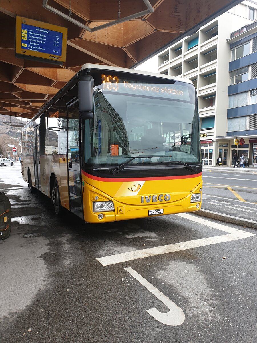 Postauto Wallis - Nr. 1/VS 429'257 - PID 10064 - Iveco le 21 Février 2022 à Sion, gare