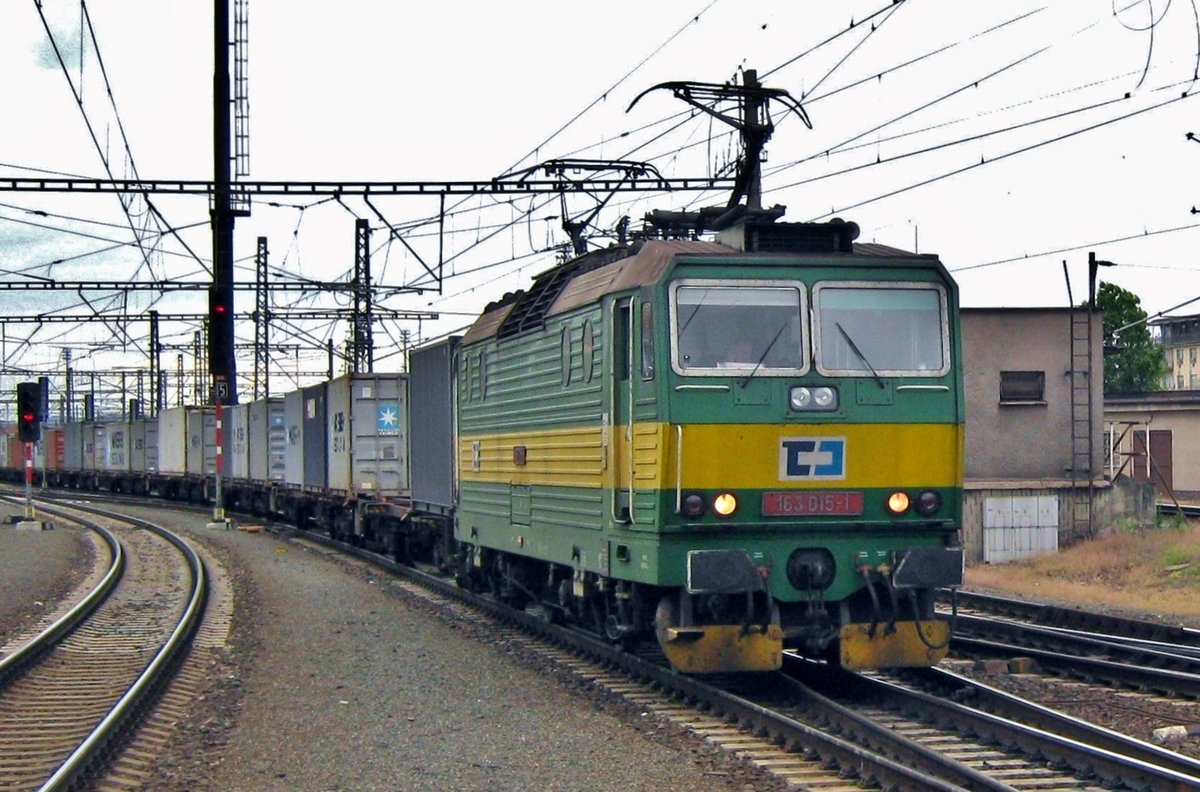 Praha-Liben müss am 31 Mai 2012 CDC 163 015 samt Containerzug passieren lassen. 