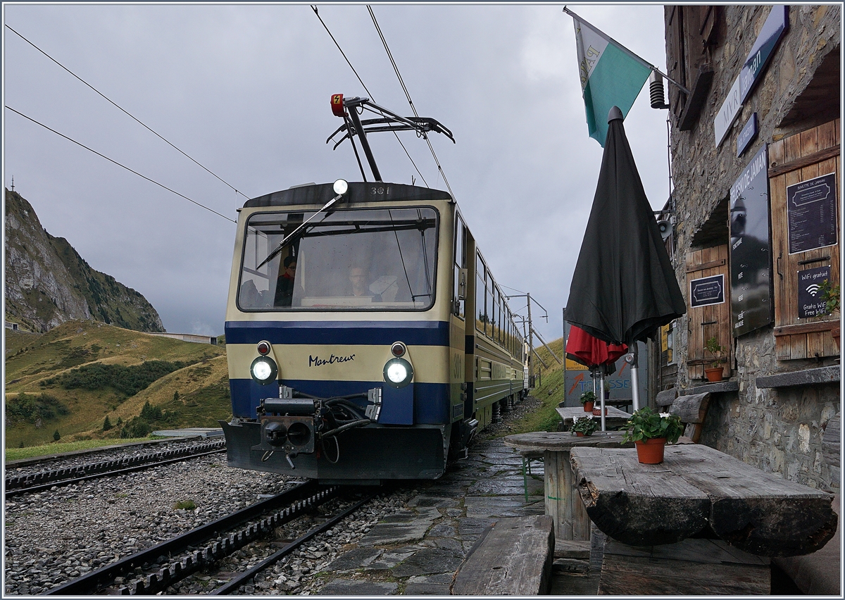 Praktisch auf dem Tisch serviert wird der Talwärts fahren Rochers de Naye Beh 4/8 301 beim Bahnhof von Jaman. 

16. Sept. 2017