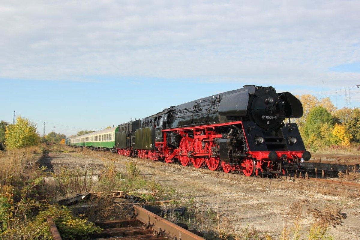 PRESS 01 0509-8 mit einer Leerwagenüberführung von Meiningen nach Leipzig, am 12.10.2018 in Naumburg Hbf. Während dem Stopp wurde der EBS Mitropawagen für eine Sonderfahrt aufgenommen. (Foto: Wolfgang Krolop)